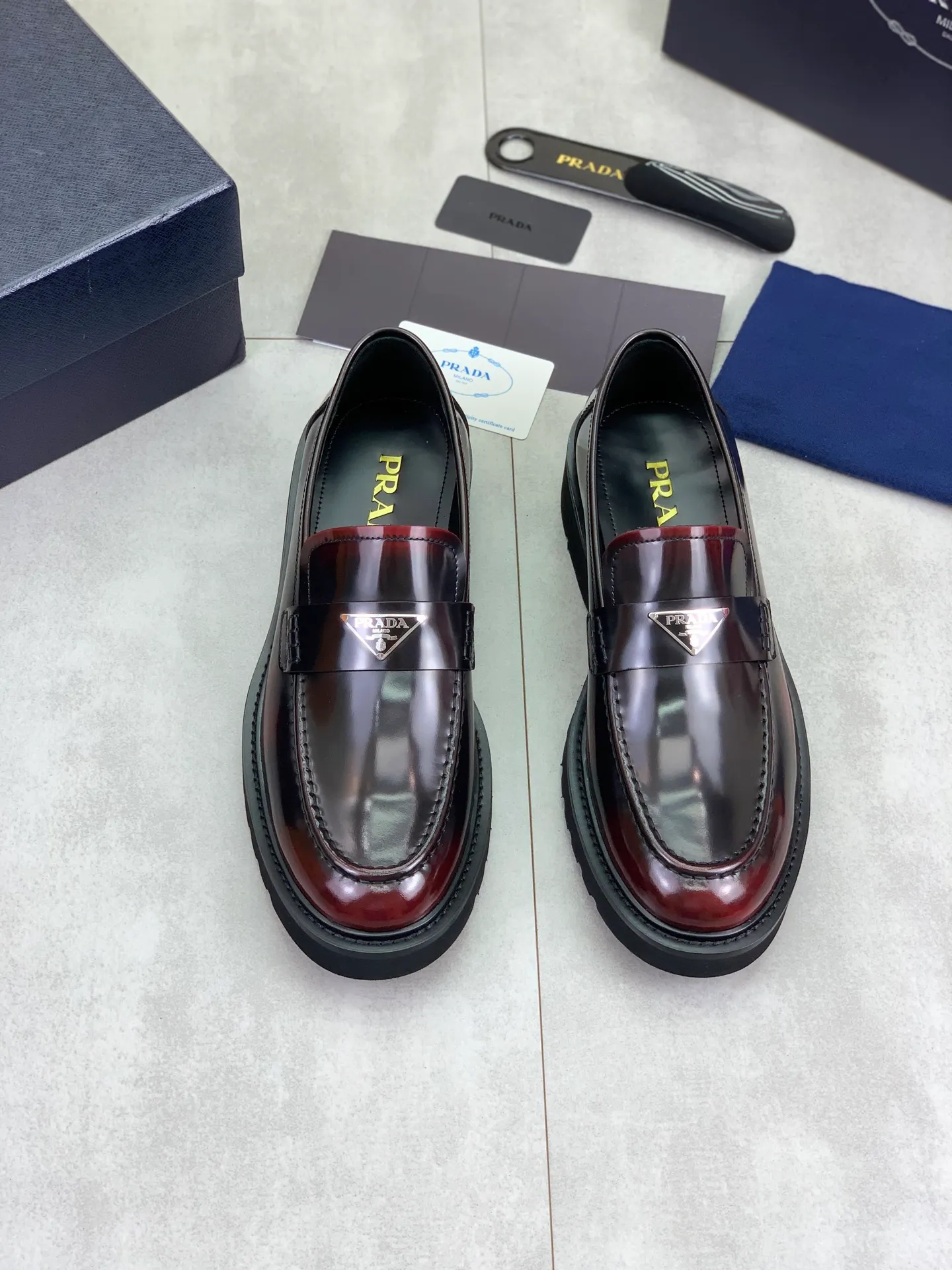 Factory price P880💰Original quality, top version🔱 ＰＲＡＤＡPrada. Men’s business casual leather shoes, top quality products. 1:1 shipment⬆️Luxurious and noble👞All imported original color-brushed edge beads, just to create a more comfortable wearing experience. Upper: Original comfortable open-edge bead rubbed color calfskin➕Top imported water-dyed full cow lining, original high-end lightweight and comfortable TPU foam combination bottom✔️Code number: 39-44 (38 45) 46 47 can be customized)